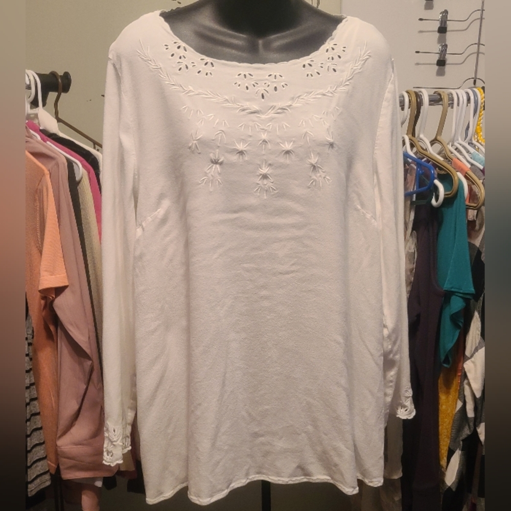 Michel Studio Elegant White Embroidered Blouse